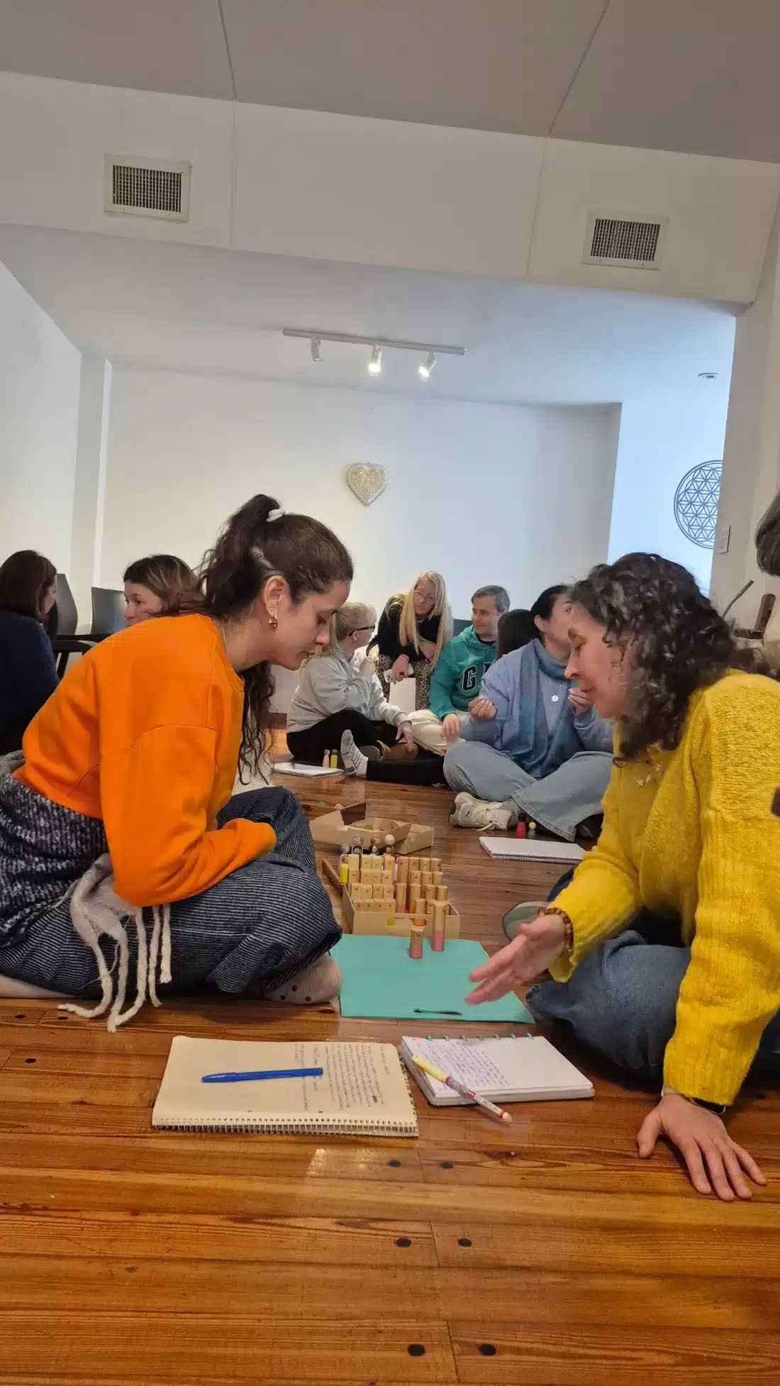 Práctica de constelaciones con muñecos durante la formación
